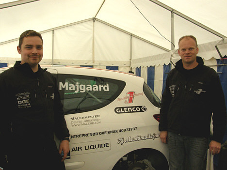 Gert Koustrup (tv) og Lars Vendelbo (th) ved Anders Majgaard's racer med det nye logo på bagstolpen.